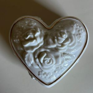 Music Box company musical heart with roses box